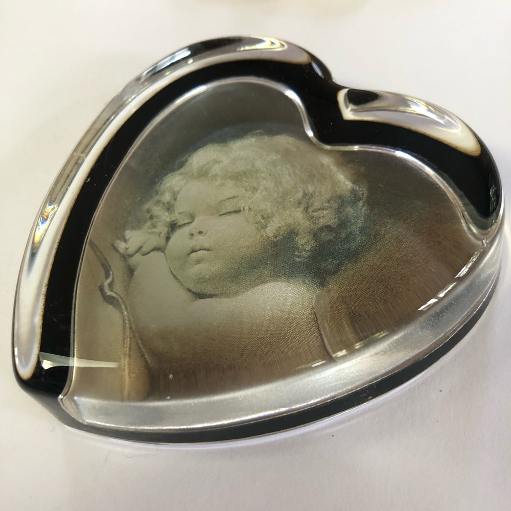 Heart glass paperweight sweet sleeping baby child collectible - Picture 5 of 7